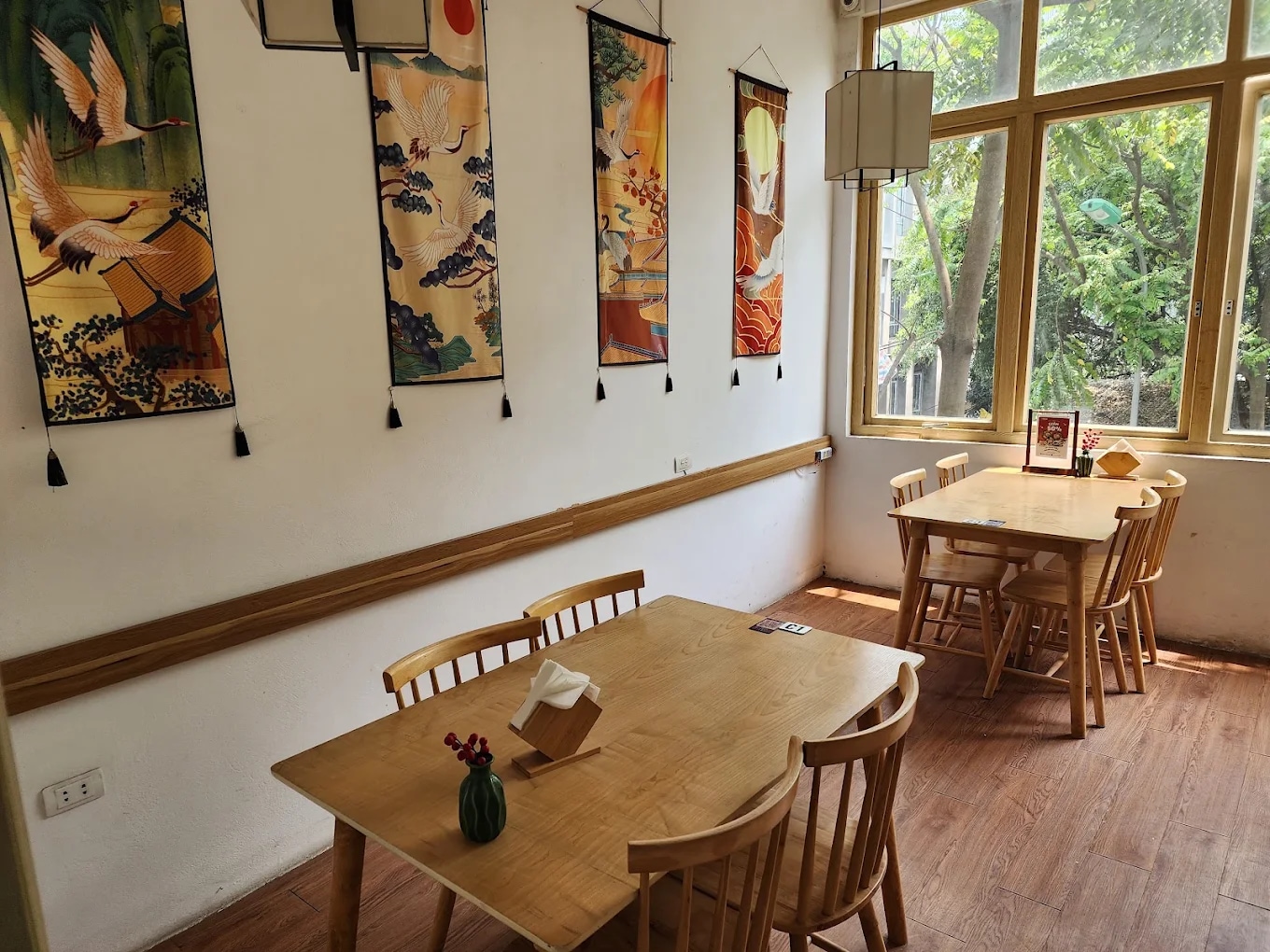 Quán có không gian bày trí đơn giản như một quán cafe